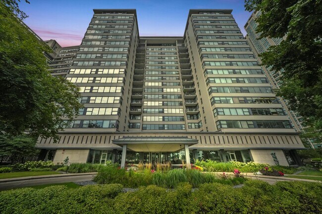 Foto del edificio - 3430 N Lake Shore Dr