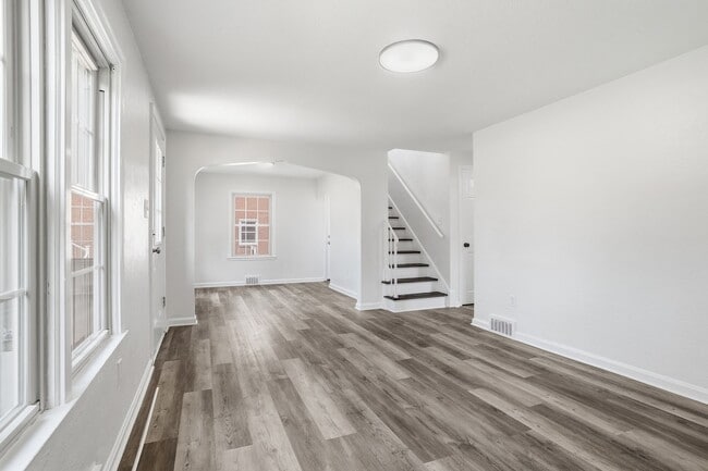 Building Photo - 165 Meadowbrook Dr