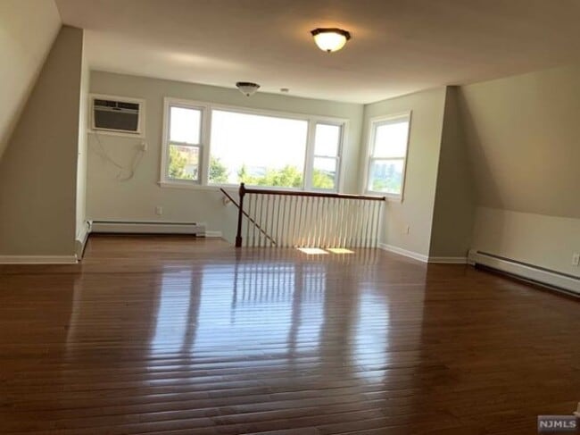 Building Photo - 25 Valley Pl