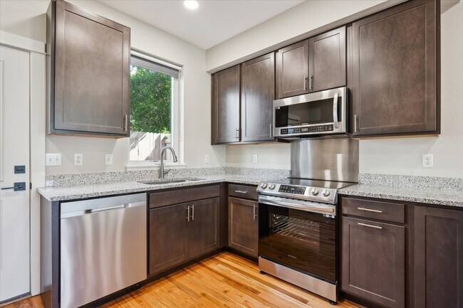 Foto del edificio - 4 Bedroom 3 Bath in Denver with Rooftop Pa...