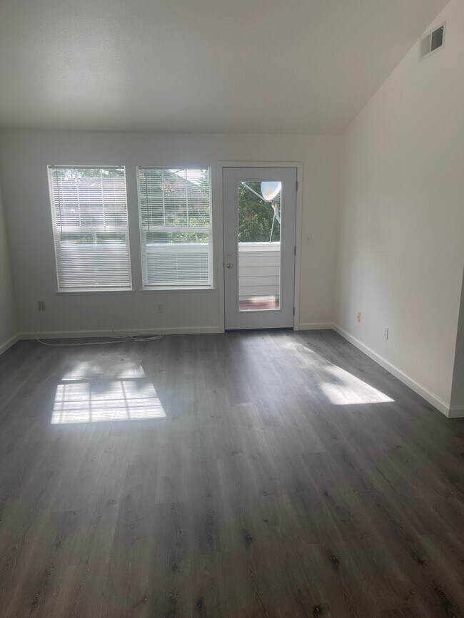 living/dining - 2456 Cabrillo Hwy S