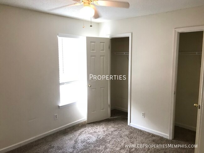 Building Photo - Huge 3 Bdrm - 3 bath Home in quiet neighbo...