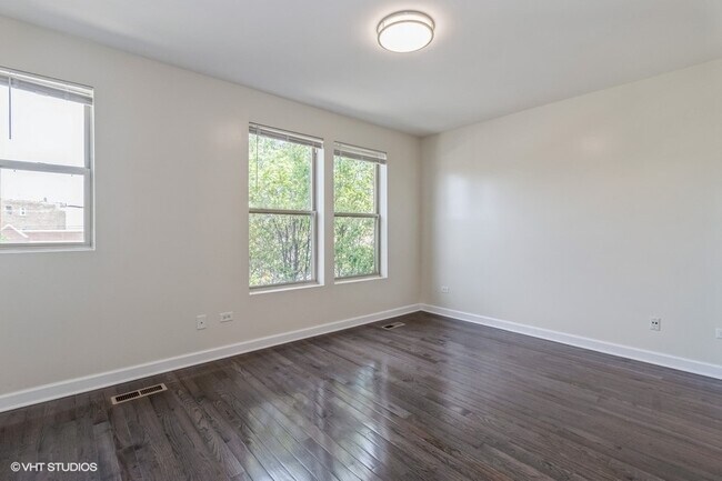 Foto del edificio - 738 S Kedzie Ave