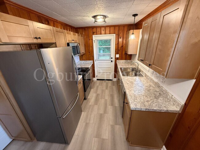 Foto del edificio - 204 Willow Creek Rd