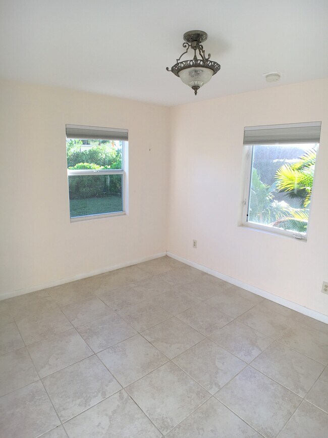 Building Photo - 1525 Curlew Ave