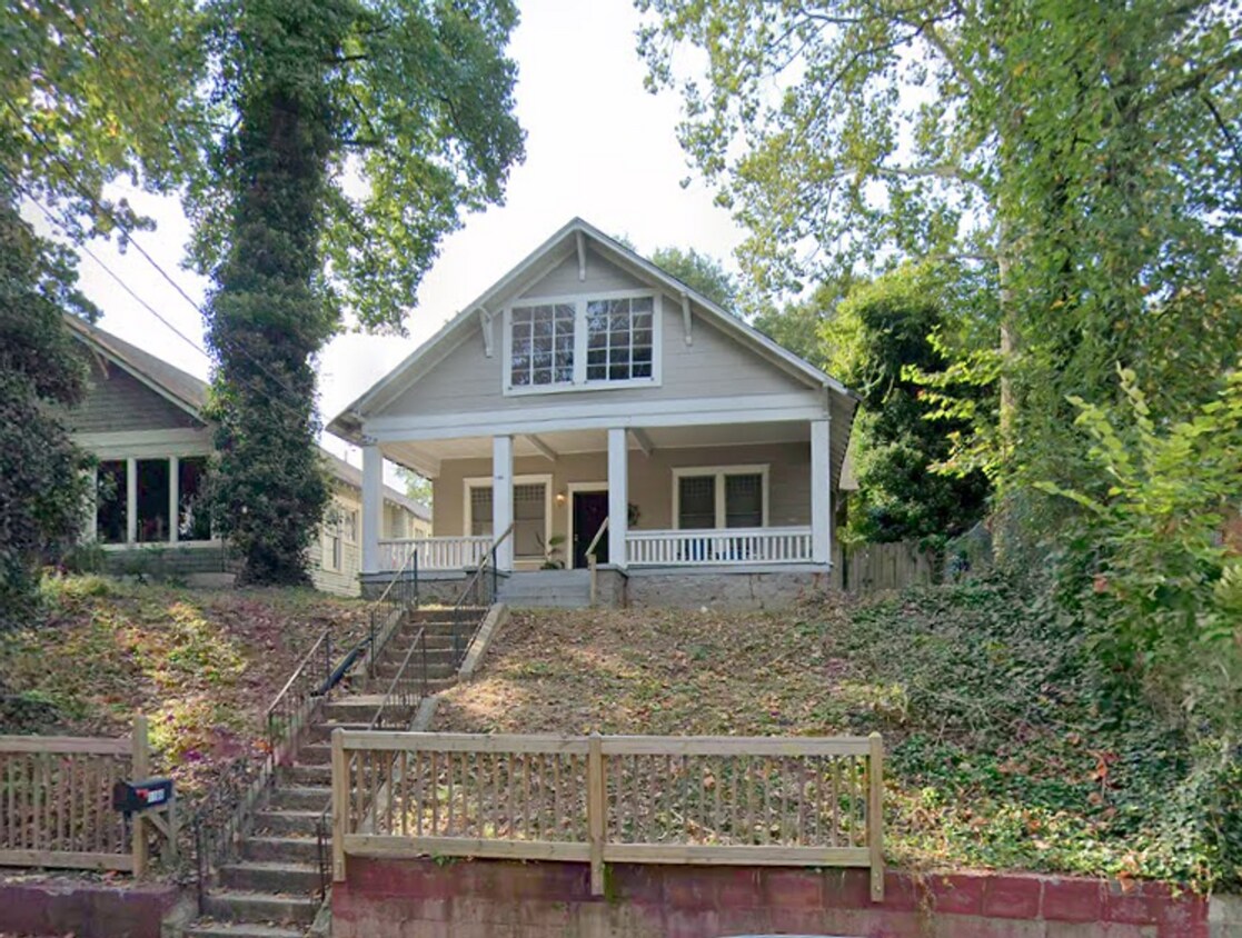 Foto principal - Comfortable 3-Bed, 2-Bath Home in Quiet At...