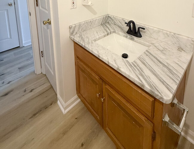 Building Photo - 409 E Roosevelt Ave