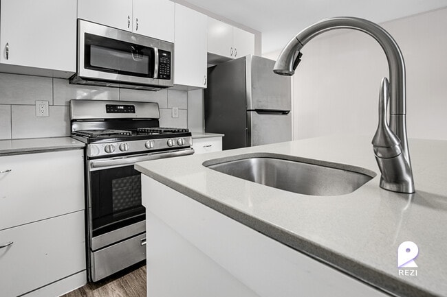 Building Photo - 902 Romeria Dr