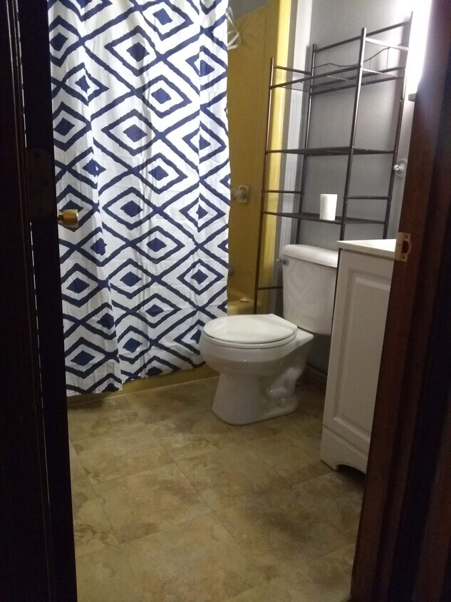 Bathroom with full tub/shower - 648 Federal Row
