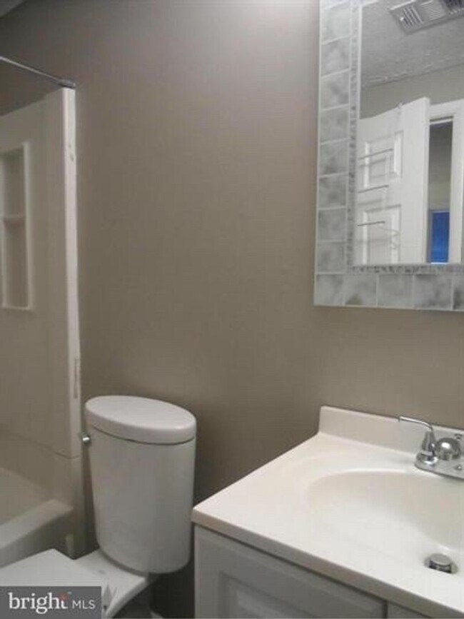 Building Photo - 2 BEDROOM, 2 BATHROOM IN THE MID FLOOR UNIT,