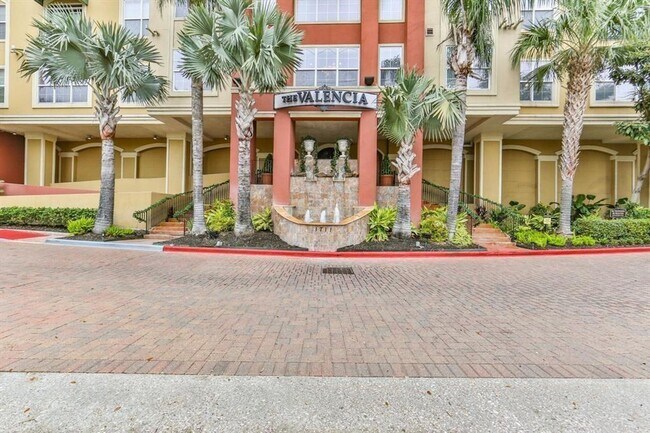 Foto del edificio - Beautiful 1st Floor Corner Condo – Modern ...