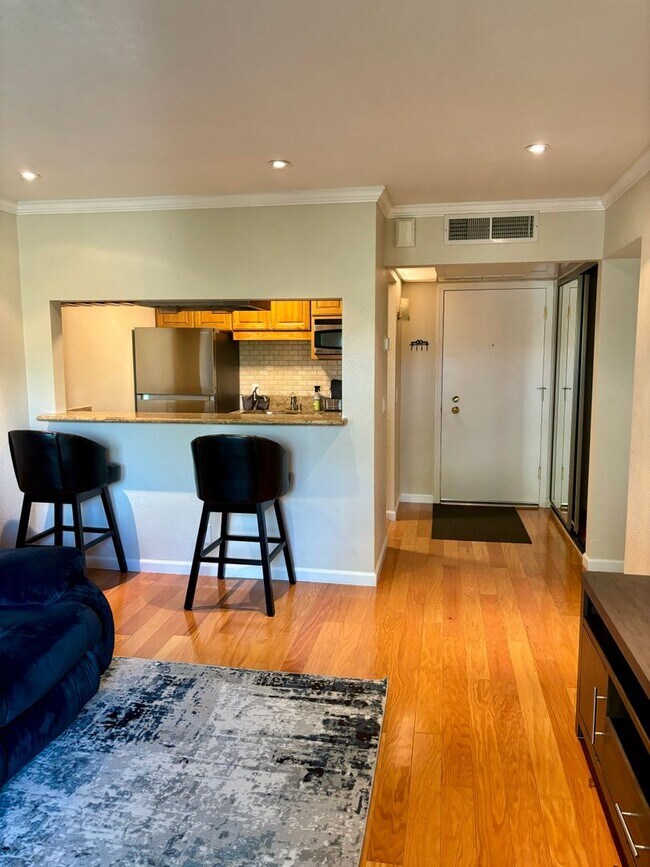 Foto del edificio - Light, Bright, Immaculate and lightly furnished 1 bd 1 ba condo in Walnut Creek- Keys Condo's