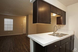 Interior Photo - Oaks on Bandera
