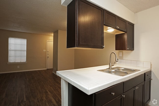 Interior Photo - Oaks on Bandera