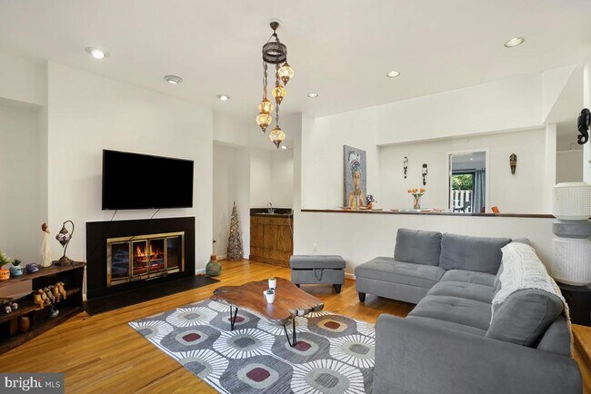 Foto del edificio - 5351 Strathmore Ave