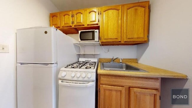 Building Photo - 3 bedroom in Manhattan NY 10003
