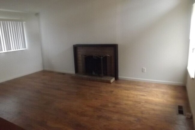 Building Photo - Nice 3 bedroom 2 bathroom Home