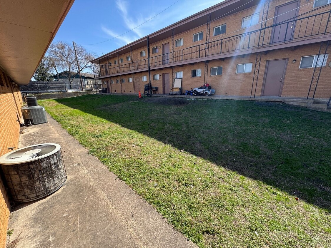 Building Photo - 806 Safady Ave