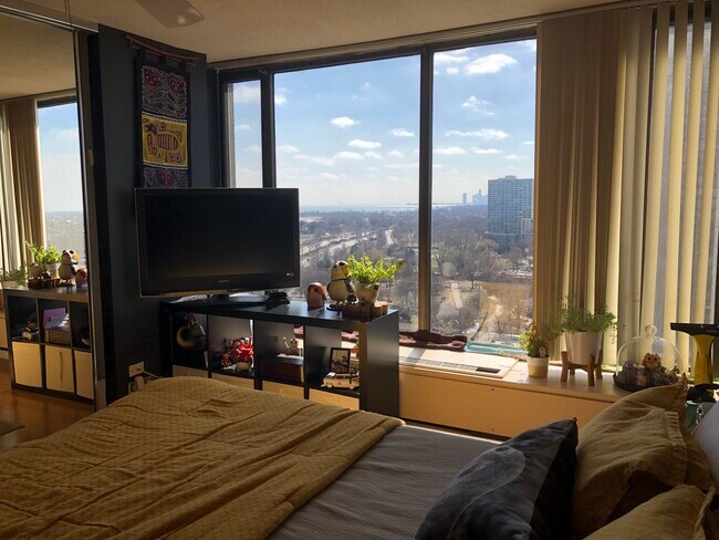 Bedroom - 5455 N Sheridan Rd