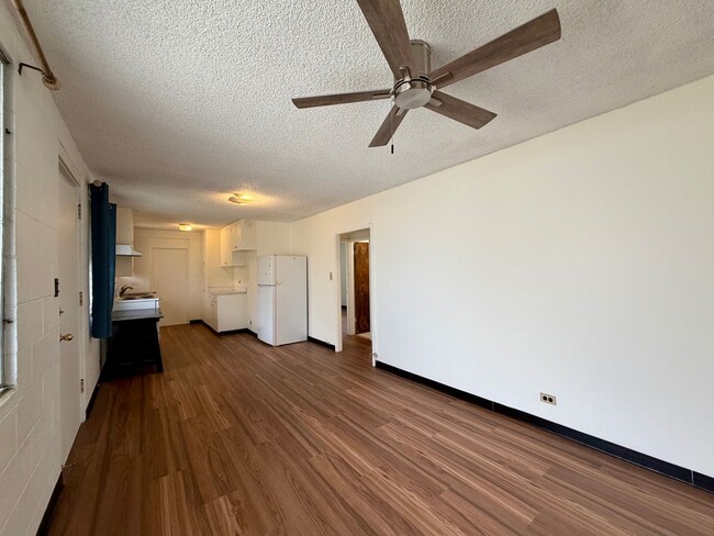 Building Photo - Punchbowl: 3 Bed, 1.25 Bath Apartment with 3 Tandem Parking Spots