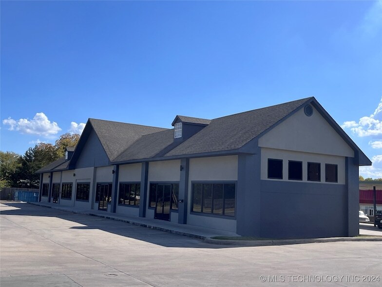 Primary Photo - 1052 Northwestern Limited