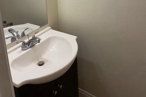 Half bath - 641 Petro Point Dr