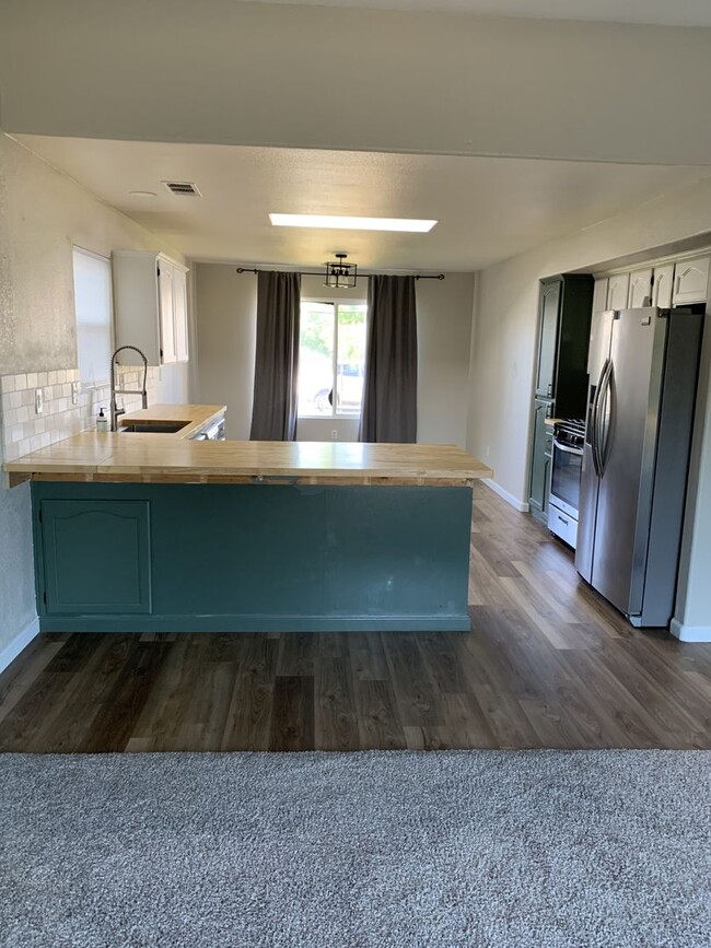 Building Photo - 3 Bedroom 2 Bath Home