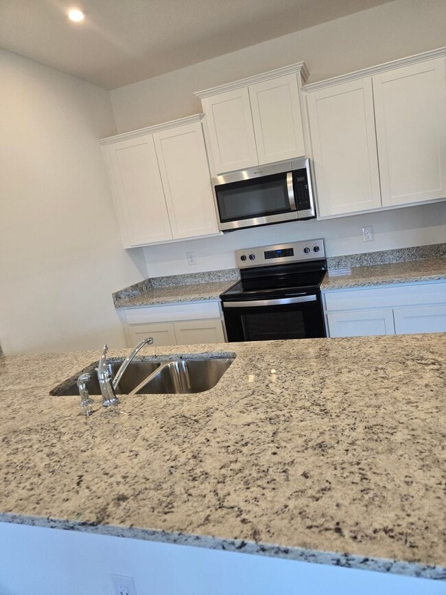 Building Photo - 4Bedroom 2.5Bathroom Townhouse!