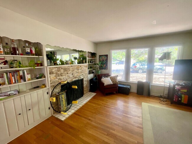 Foto del edificio - Expansive 5-bedroom, 2.5-bath home with incredible mountain views!