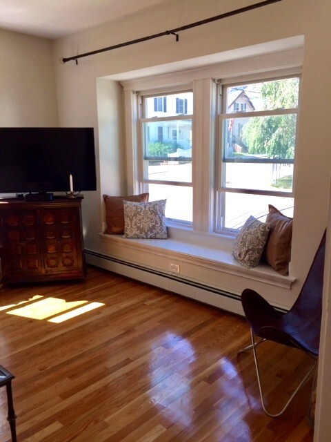Asiento junto a la ventana del salón - 293 Vermont St
