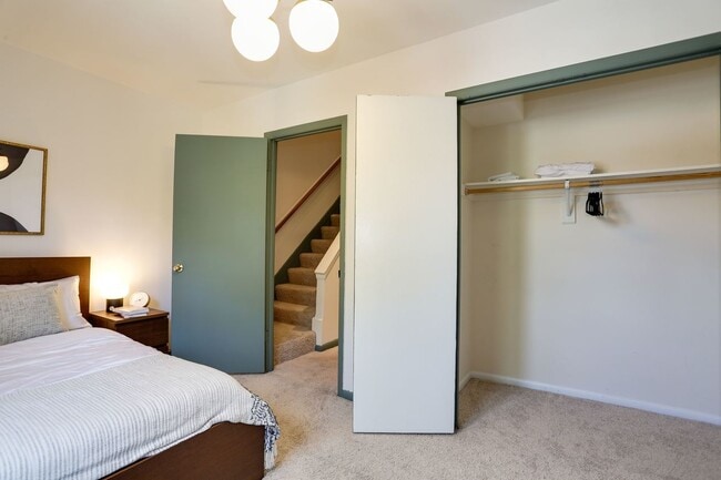 Building Photo - ROOM ONLY in 5-bed/3.0-bath Home