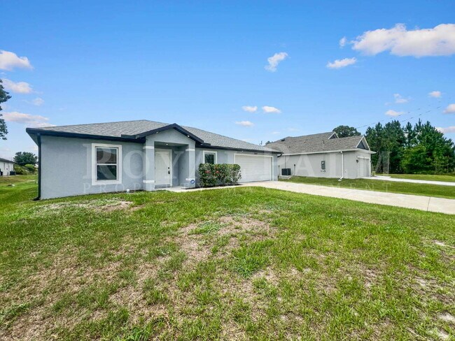 Foto del edificio - 4BR/2BA Home with High Ceilings, Garage & Large Kitchen Island