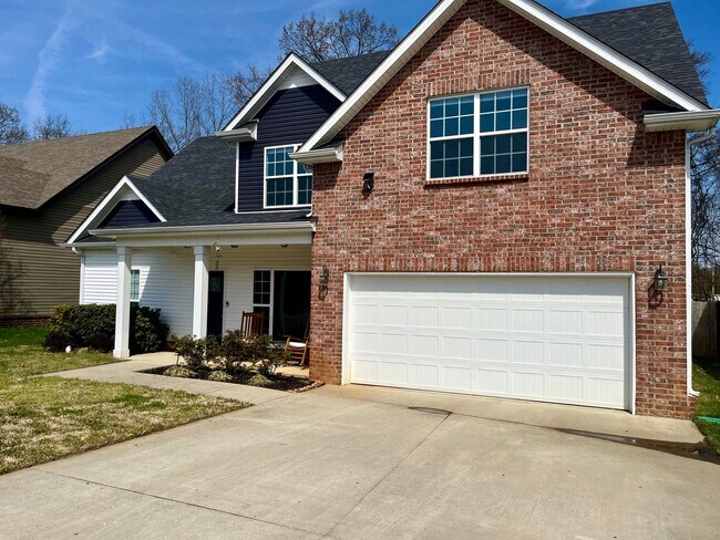 Building Photo - Large Spacious Home with easy access to I24!