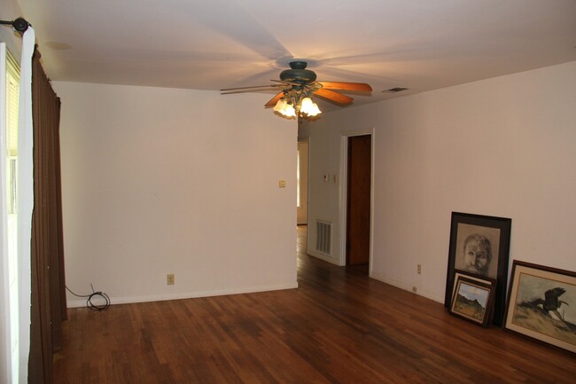 Foto del edificio - 4405 Erath Ave