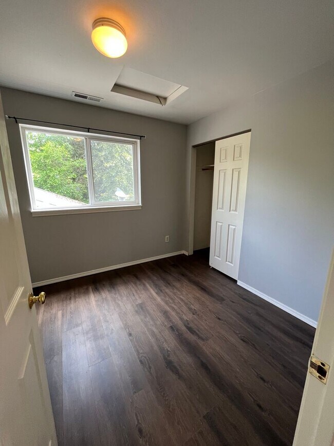 Foto del edificio - 3 Bed 1.5 Bath Townhouse w/ Garage Close t...