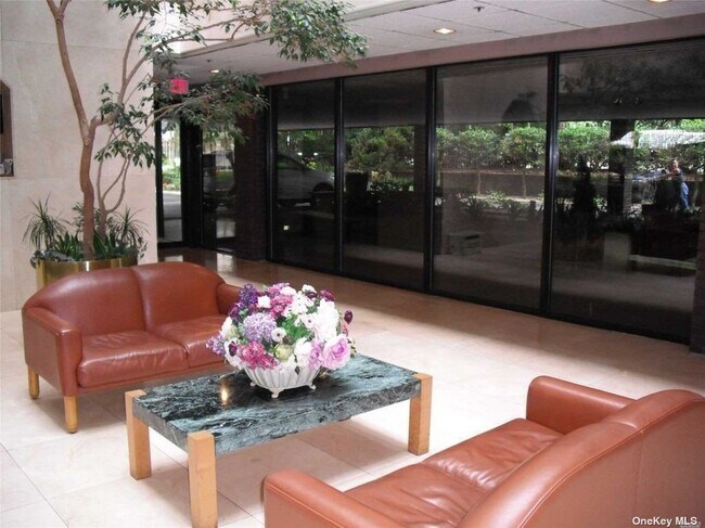 Foto del edificio - 123 Middle Neck Rd