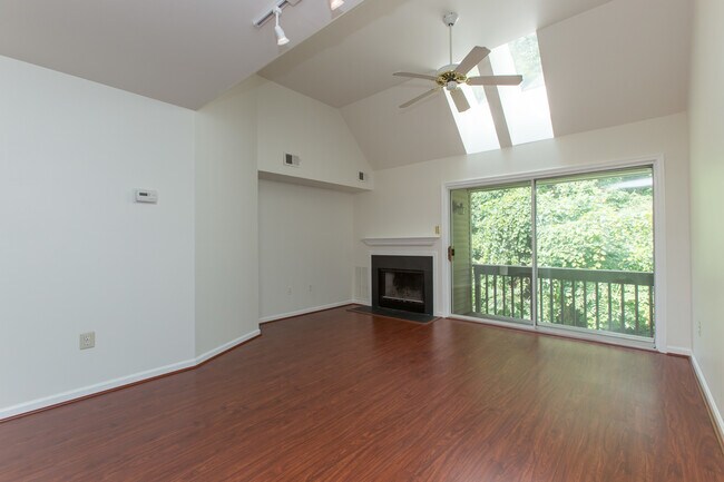 Building Photo - 2nd Flr. walk up Condo w/ wood floors, fir...