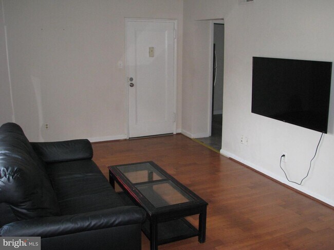 Building Photo - 3045 Patrick Henry Dr