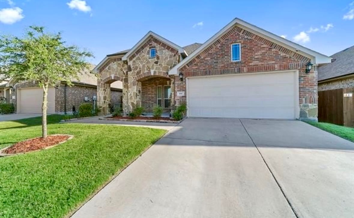 Primary Photo - 800 Chatsworth Dr
