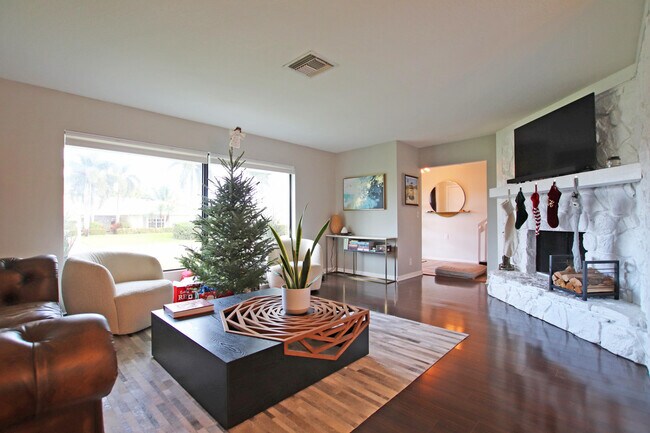 Building Photo - 67 Fairview W