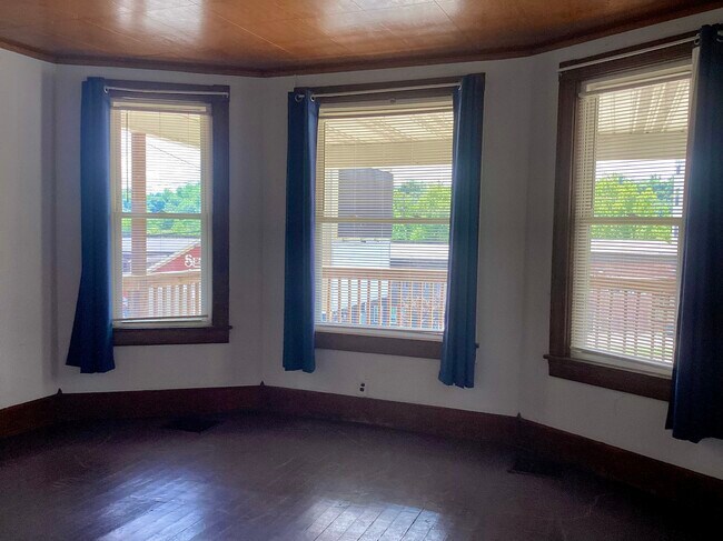 Living room - 716 Beechurst Ave