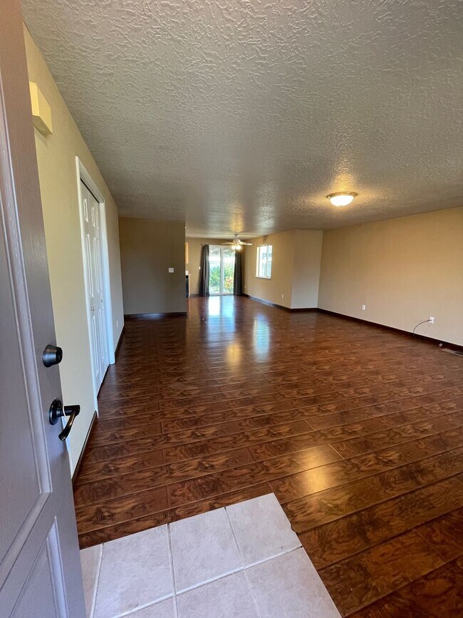 Foto del edificio - 1472 Hunter Ave N