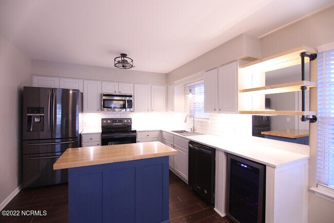 Building Photo - 2217 Locksley Woods Dr