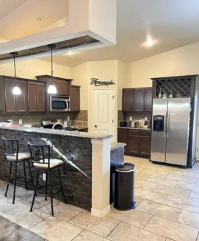 Foto del edificio - 3 bedroom 2 bathroom beautiful rental ! Av...