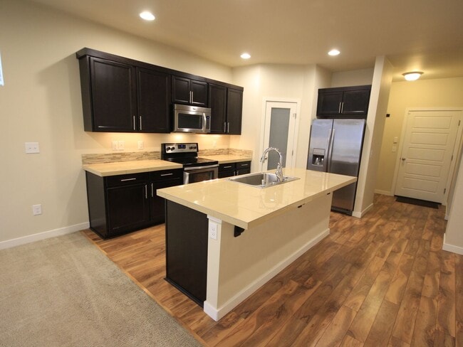 Building Photo - Beautiful Auburn Home You Will Not Want To...