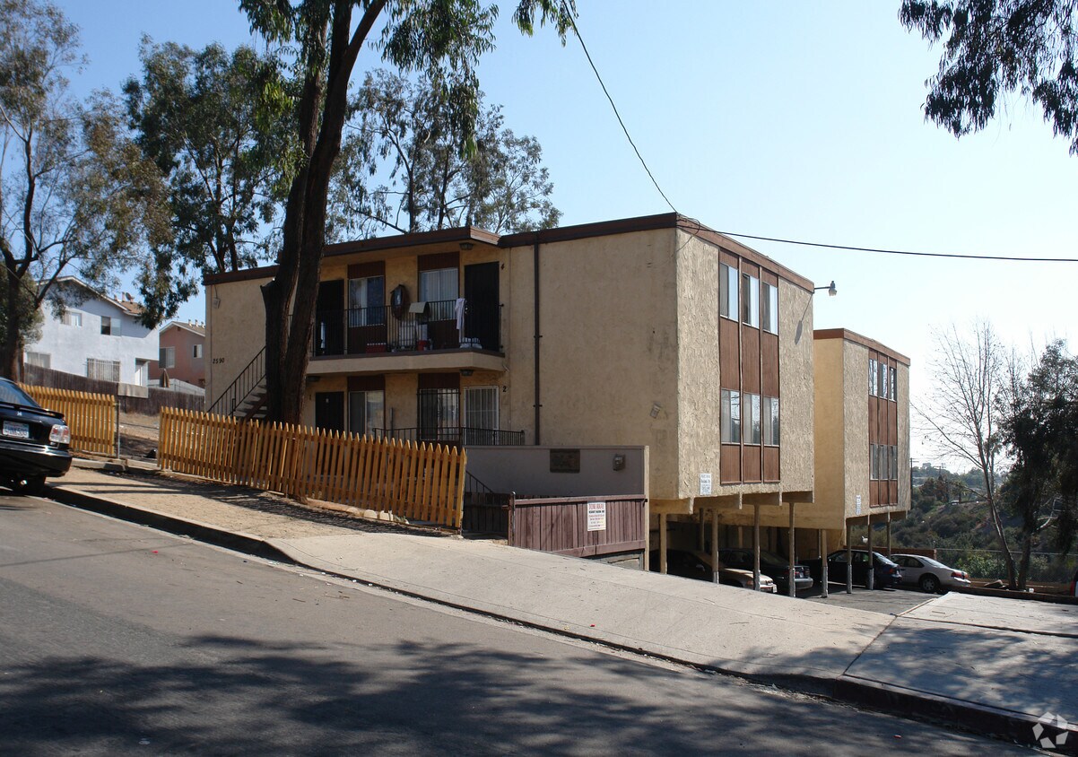 Building Photo - 2590 Highland Ave