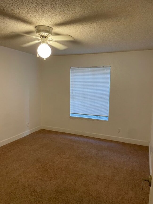 Building Photo - Lexington Place One Bedroom Condo