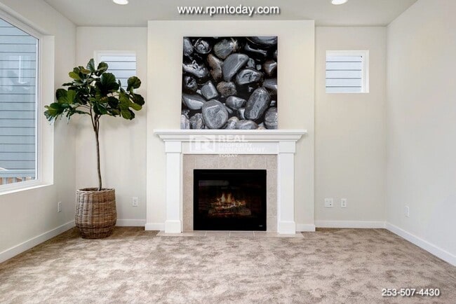 Building Photo - 4 Bedroom Home with Valley Views!