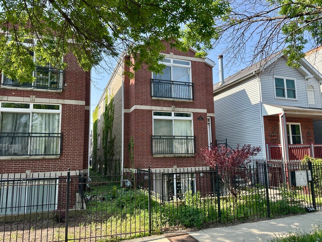 Primary Photo - 2423 W Harrison St