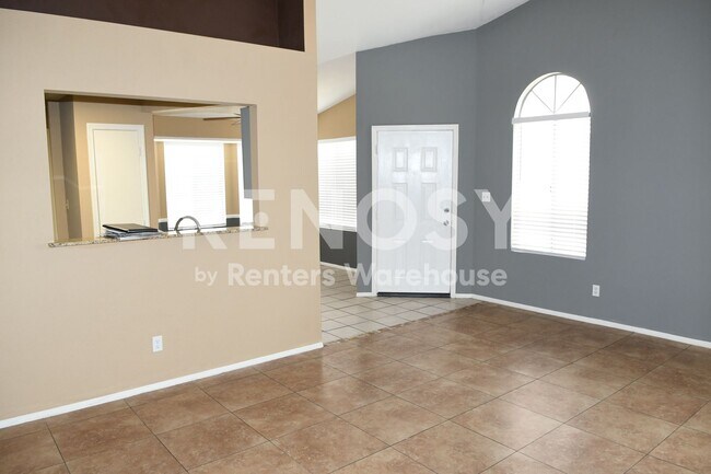 Foto del edificio - Ideal 3 Br 2 Ba 2 Car Garage Home Near the 51 and Union Hills in Phoenix
